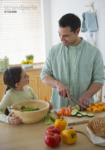 Menschlicher Vater  Vorbereitung  Küche  Gemüse  Tochter  5-9 Jahre  5 bis 9 Jahre