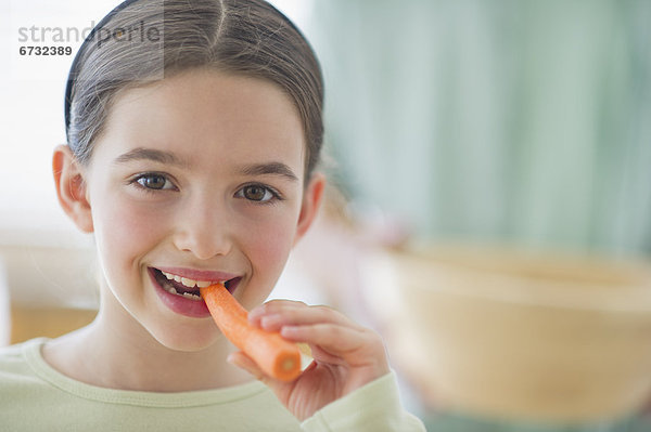 Möhre  5-9 Jahre  5 bis 9 Jahre  essen  essend  isst  Mädchen