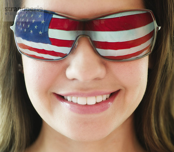 Frau  Vereinigte Staaten von Amerika  USA  Spiegelung  Fahne  Kleidung  Sonnenbrille