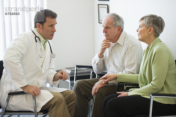 Senior  Senioren  sprechen  Arzt