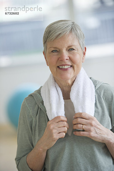 Senior  Senioren  Fitness-Studio  Portrait  Frau  lächeln