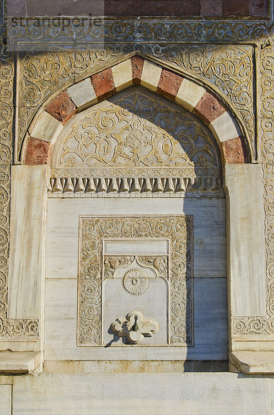 Truthuhn  Springbrunnen  Brunnen  Fontäne  Fontänen  Palast  Schloß  Schlösser  Zierbrunnen  Brunnen  Istanbul  Türkei