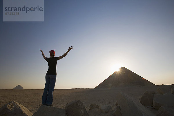 pyramidenförmig  Pyramide  Pyramiden  hoch  oben  Frau  heben  Tourist  rot  jung  Pyramide  Sonne