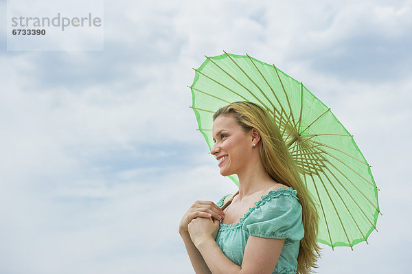 Frau  halten  Sonnenschirm  Schirm
