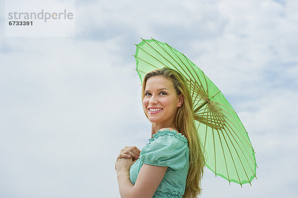 Frau  halten  Sonnenschirm  Schirm
