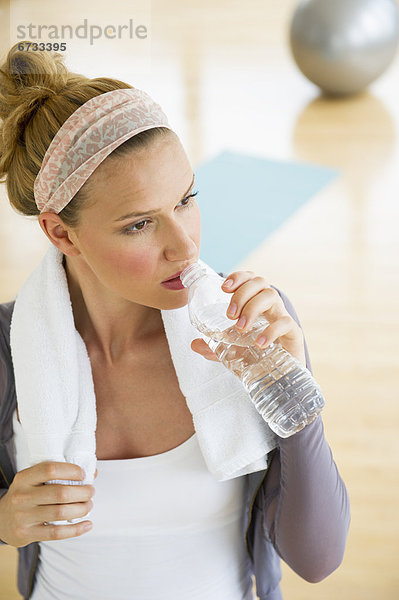 Wasser  Fitness-Studio  Frau  trinken