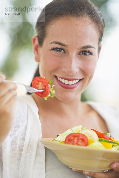 Portrait  Frau  Salat  jung  essen  essend  isst