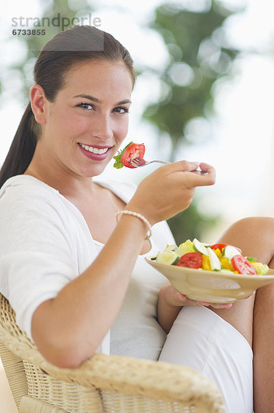 Portrait  Frau  Salat  jung  essen  essend  isst