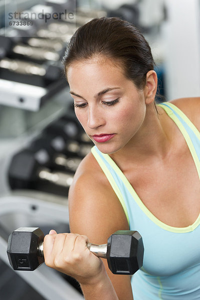 Frau beim training mit Hanteln