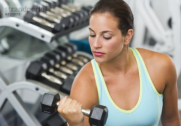 Frau beim training mit Hanteln