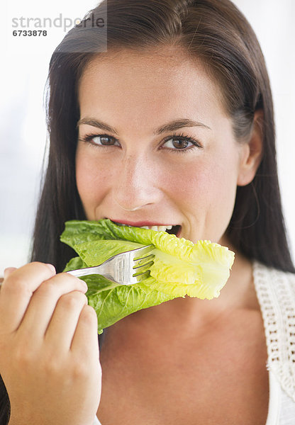 Portrait  Frau  Salat  essen  essend  isst