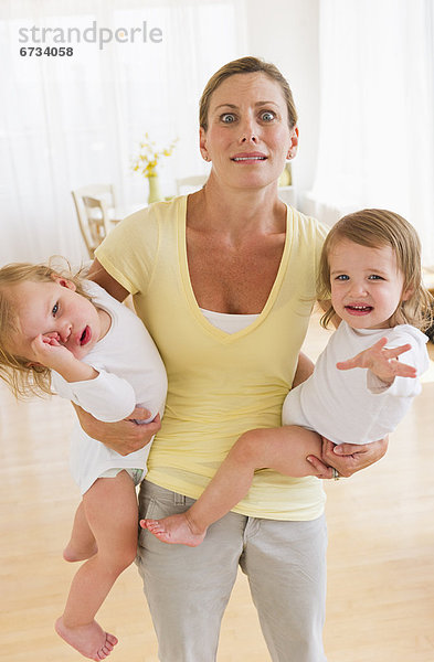 weinen Gesichtsausdruck Gesichtsausdrücke Ausdruck Ausdrücke Mimik halten Produktion Tochter 2-3 Jahre 2 bis 3 Jahre Mutter - Mensch
