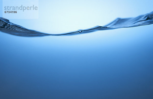 durchsichtig  transparent  transparente  transparentes  Wasser  blau  schießen  Studioaufnahme