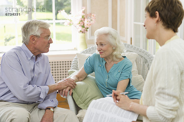 Senior Senioren sprechen Assistent Wohnhaus Sorge