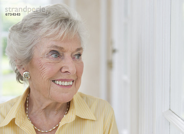 Senior  Senioren  Portrait  Frau  sehen  Fenster  blättern