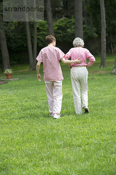 Senior  Senioren  Frau  Assistent  gehen  Garten  Sorge