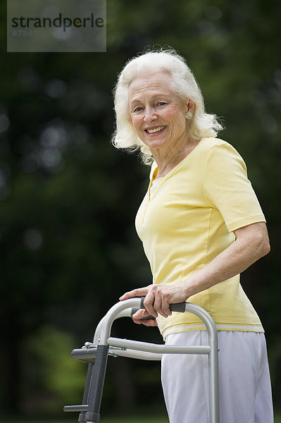 Senior  Senioren  Frau  gehen  wandern