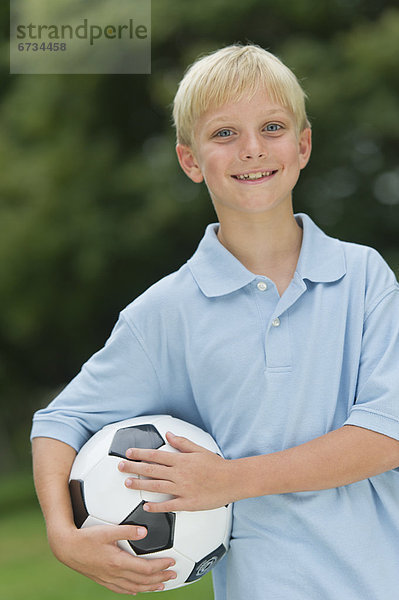 Junge - Person  halten  Fußball  Ball Spielzeug  10-11 Jahre  10 bis 11 Jahre