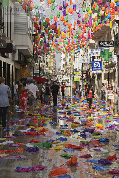 zwischen  inmitten  mitten  Papier  fallen  fallend  fällt  Luftballon  Ballon  bunt  Regen  Dekoration  Laden  Baldachin