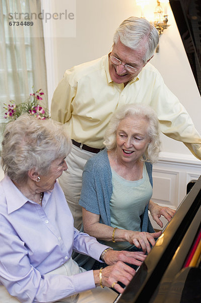 Senior  Senioren  Klavier  Gesang  spielen