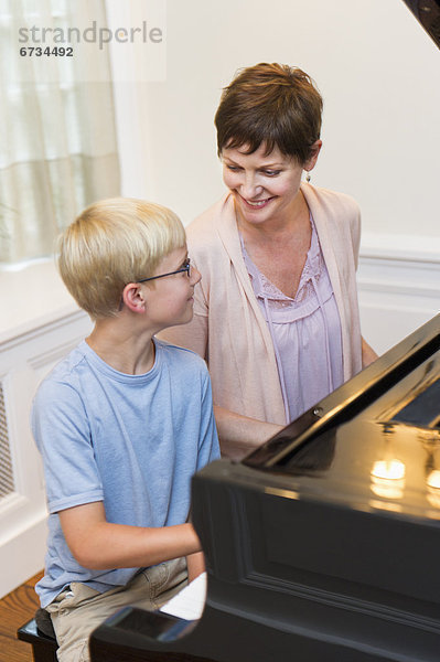 Sohn  Ehrfurcht  Klavier  10-11 Jahre  10 bis 11 Jahre  Mutter - Mensch  spielen