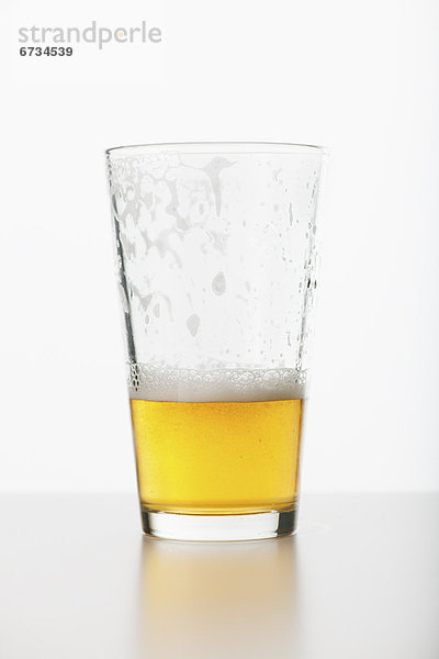 Glas  schießen  Studioaufnahme  Bier  voll  Hälfte