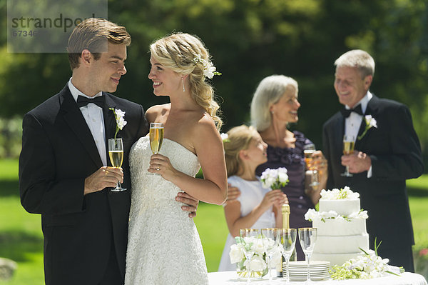 Braut  Bräutigam  Hochzeit  grüßen  Menschen im Hintergrund  Hintergrundperson  Hintergrundpersonen