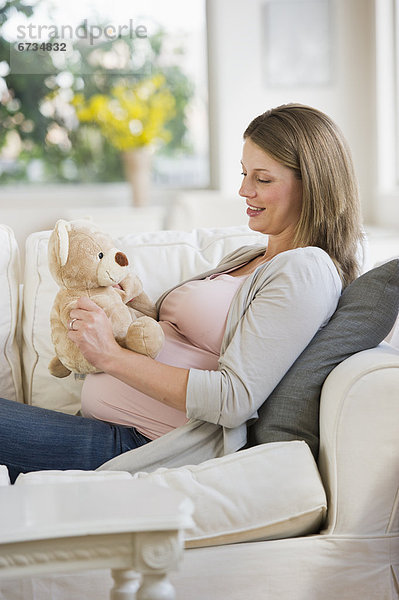 Frau  Couch  Schwangerschaft  Teddy  Teddybär  jung
