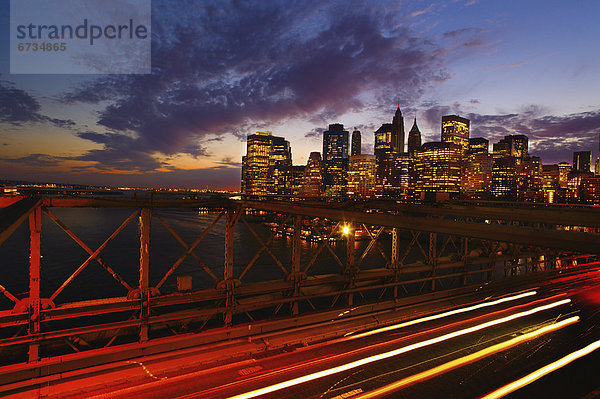 Vereinigte Staaten von Amerika  USA  New York City  Brücke  Brooklyn  Abenddämmerung  Manhattan  New York State