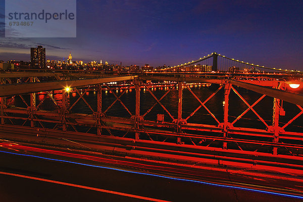 Vereinigte Staaten von Amerika  USA  New York City  Brücke  Innenstadt  Brooklyn  Abenddämmerung  Manhattan  New York State