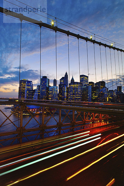 Vereinigte Staaten von Amerika  USA  New York City  Brücke  Brooklyn  Abenddämmerung  Manhattan  New York State