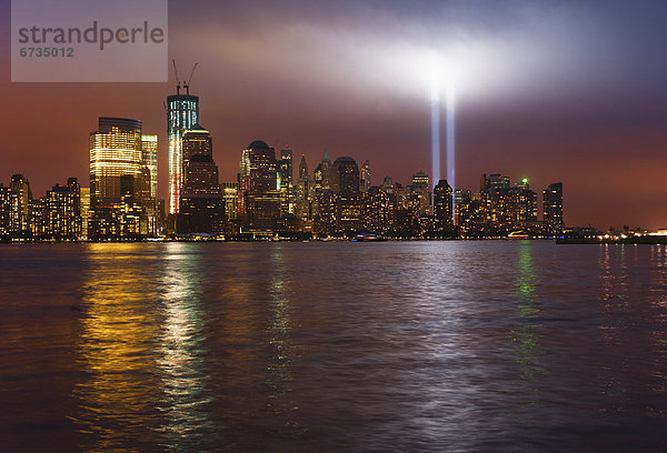 Denkmal  Vereinigte Staaten von Amerika  USA  Skyline  Skylines  New York City  Beleuchtung  Licht  Manhattan