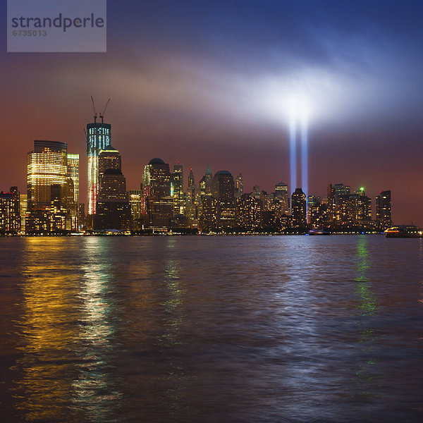 Vereinigte Staaten von Amerika  USA  Stadtansicht  Stadtansichten  New York City  Nacht  Beleuchtung  Licht  Bewunderung