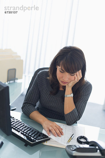 Frau  Dokument  Business  vorlesen