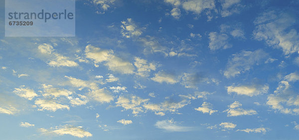 Blauer Himmel mit Wolken