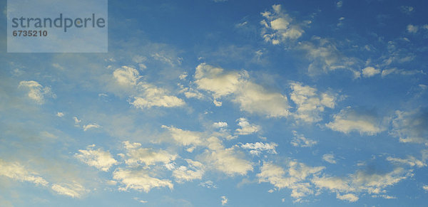 Blauer Himmel mit Wolken