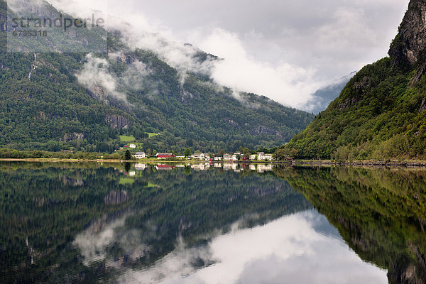 Wasser  Ecke  Ecken  Wolke  Ruhe  Gebäude  Spiegelung  vorwärts