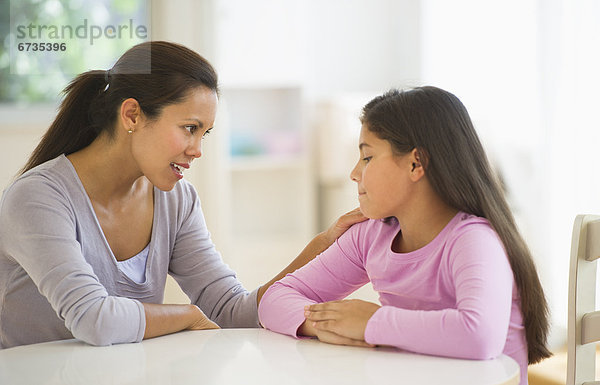 Interior zu Hause sprechen Tochter 10-11 Jahre 10 bis 11 Jahre Mutter - Mensch