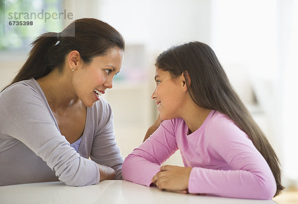 Interior zu Hause sprechen Tochter 10-11 Jahre 10 bis 11 Jahre Mutter - Mensch