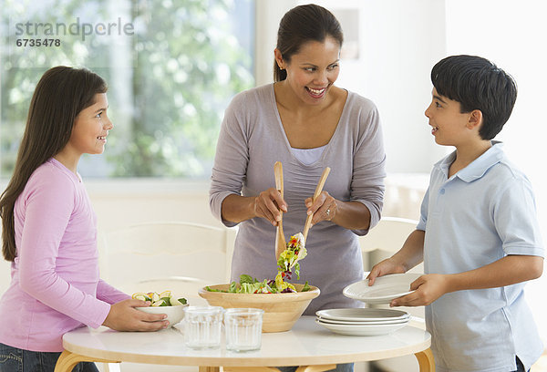 Sohn Vorbereitung Salat Tochter 12-13 Jahre 12 bis 13 Jahre 10-11 Jahre 10 bis 11 Jahre Mutter - Mensch
