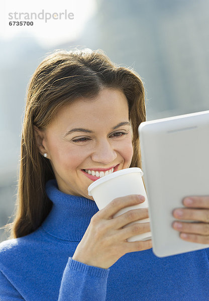 Außenaufnahme  benutzen  Frau  trinken  Tablet PC  Kaffee  freie Natur