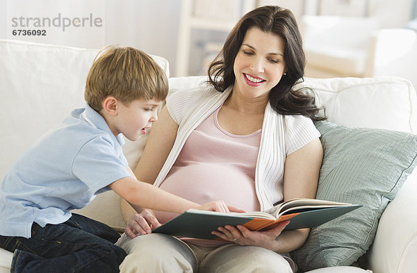 Couch  Buch  Sohn  5-6 Jahre  5 bis 6 Jahre  Taschenbuch  Mutter - Mensch  vorlesen