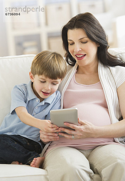 benutzen  Computer  Sohn  5-6 Jahre  5 bis 6 Jahre  Mutter - Mensch  Tablet PC