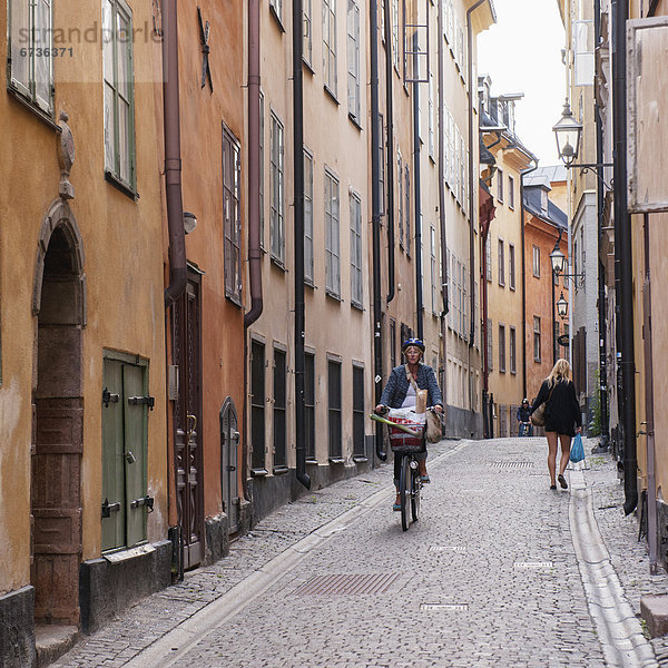 Fahrradfahrer  Straße  schmal