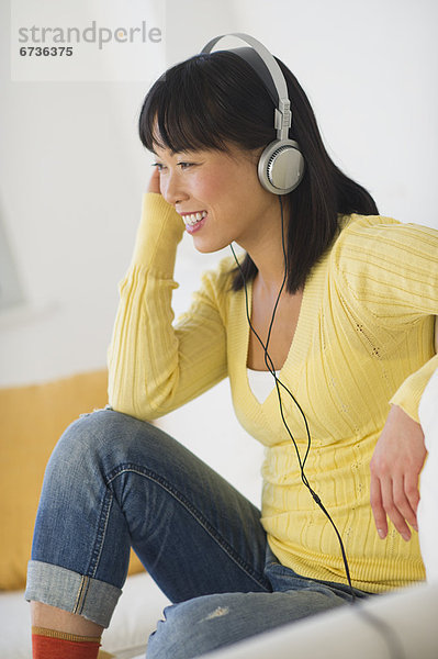 Frau  zuhören  lächeln  Musik