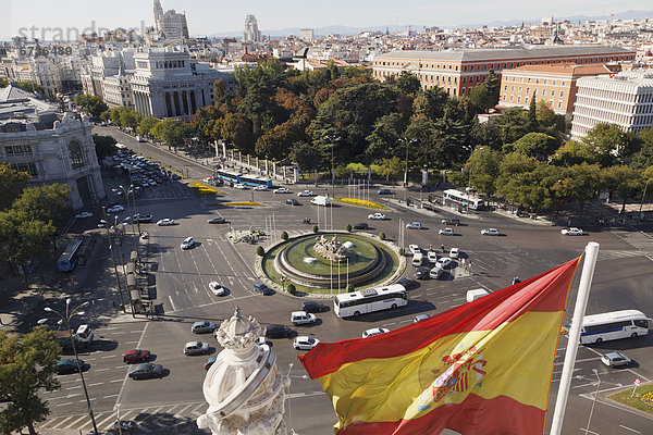 hoch oben Stadtplatz Fahne Fokus auf den Vordergrund Fokus auf dem Vordergrund Puerta de Alcala spanisch