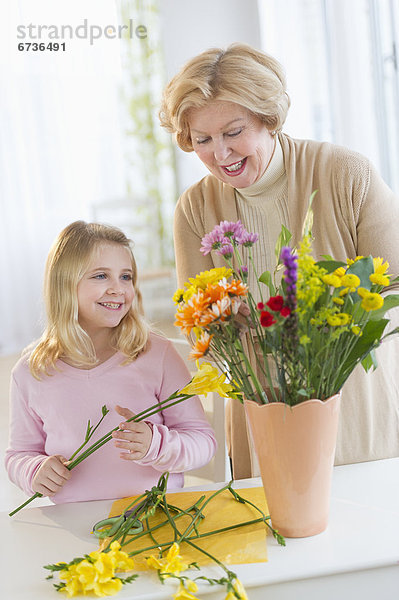 Senior  Senioren  Frau  Blume  lächeln  Enkeltochter  arrangieren  5-9 Jahre  5 bis 9 Jahre