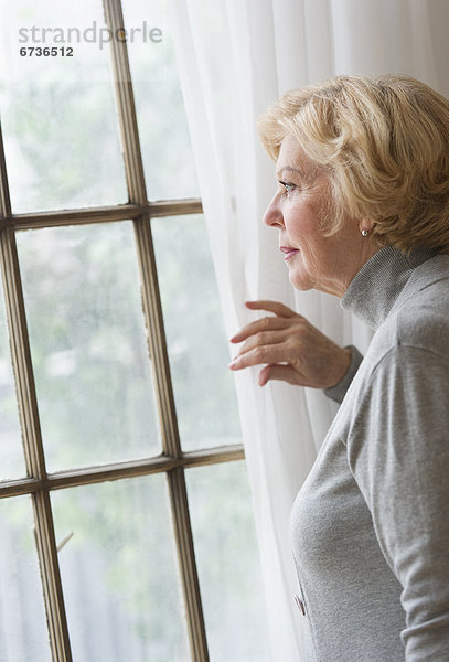 Senior Senioren Portrait Frau sehen Fenster blättern