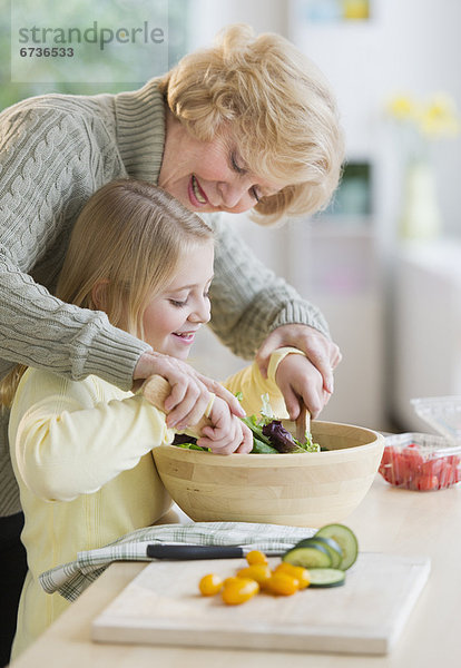 Zusammenhalt Vorbereitung Salat Enkeltochter Großmutter 5-9 Jahre 5 bis 9 Jahre