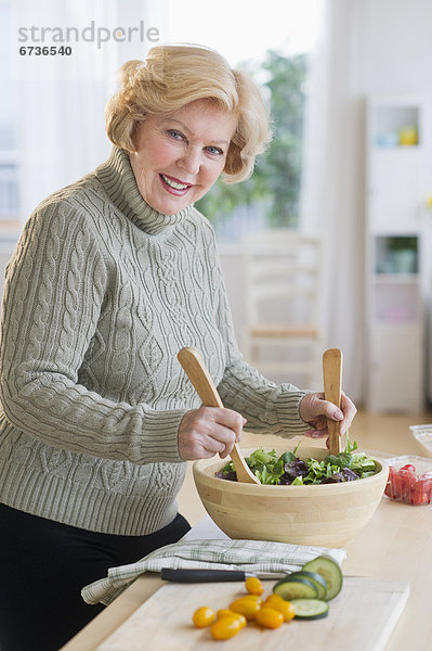 Senior Senioren Frau Vorbereitung Salat